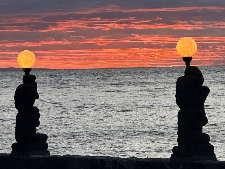 Bali, statues et soleil couchant