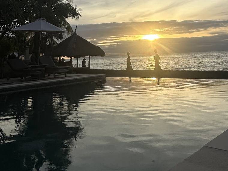 Coucher de soleil sur la piscine à Bali